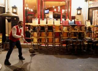 Un salarié prépare la fermeture d'un restaurant à Paris, le 17 octobre 2020