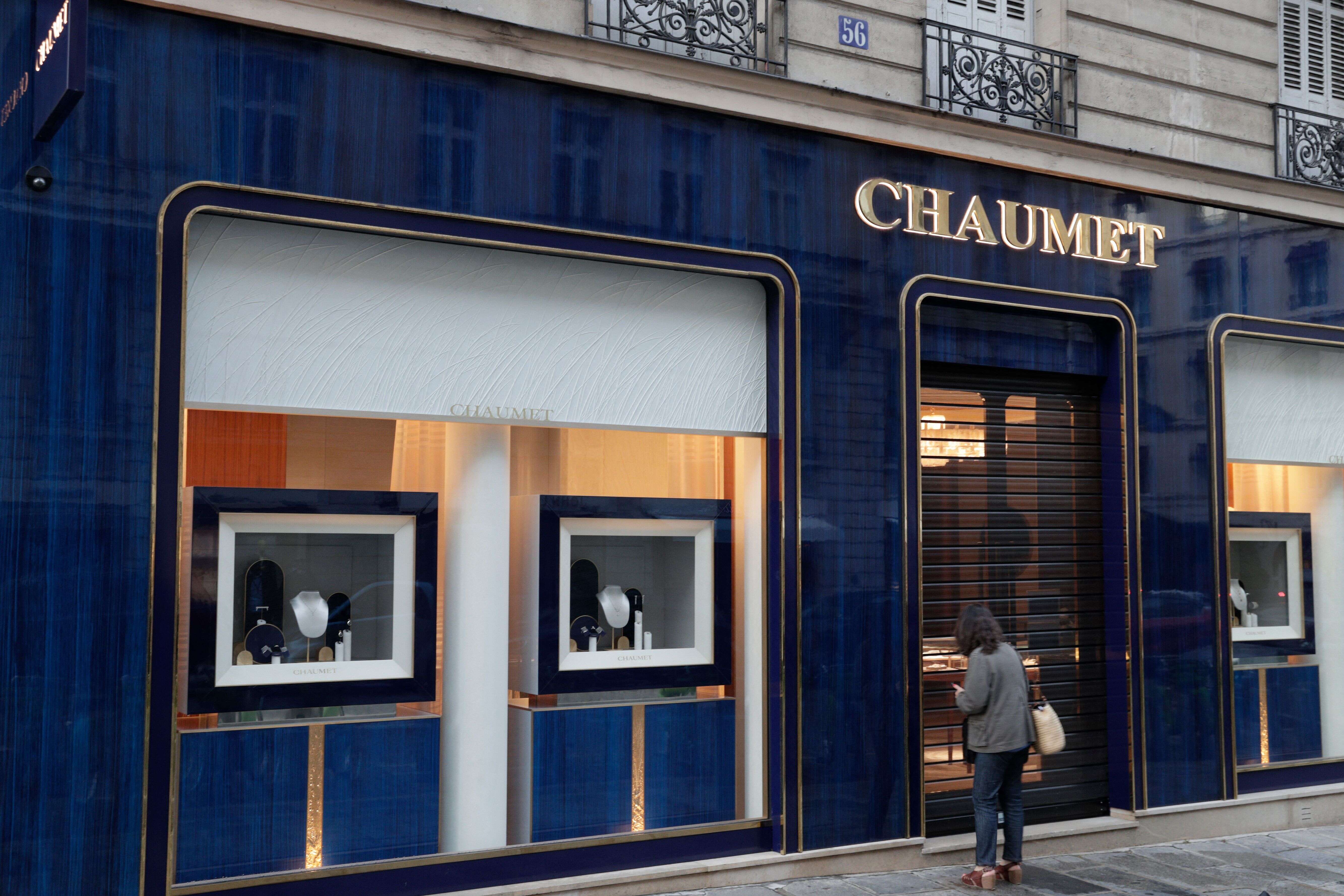 La bijouterie Chaumet de la rue François 1er, à Paris, a été braquée mardi 27 juillet. Le lendemain, deux suspects ont été interpellés sur une aire d'autoroute de Moselle, avec en leur possession une partie 