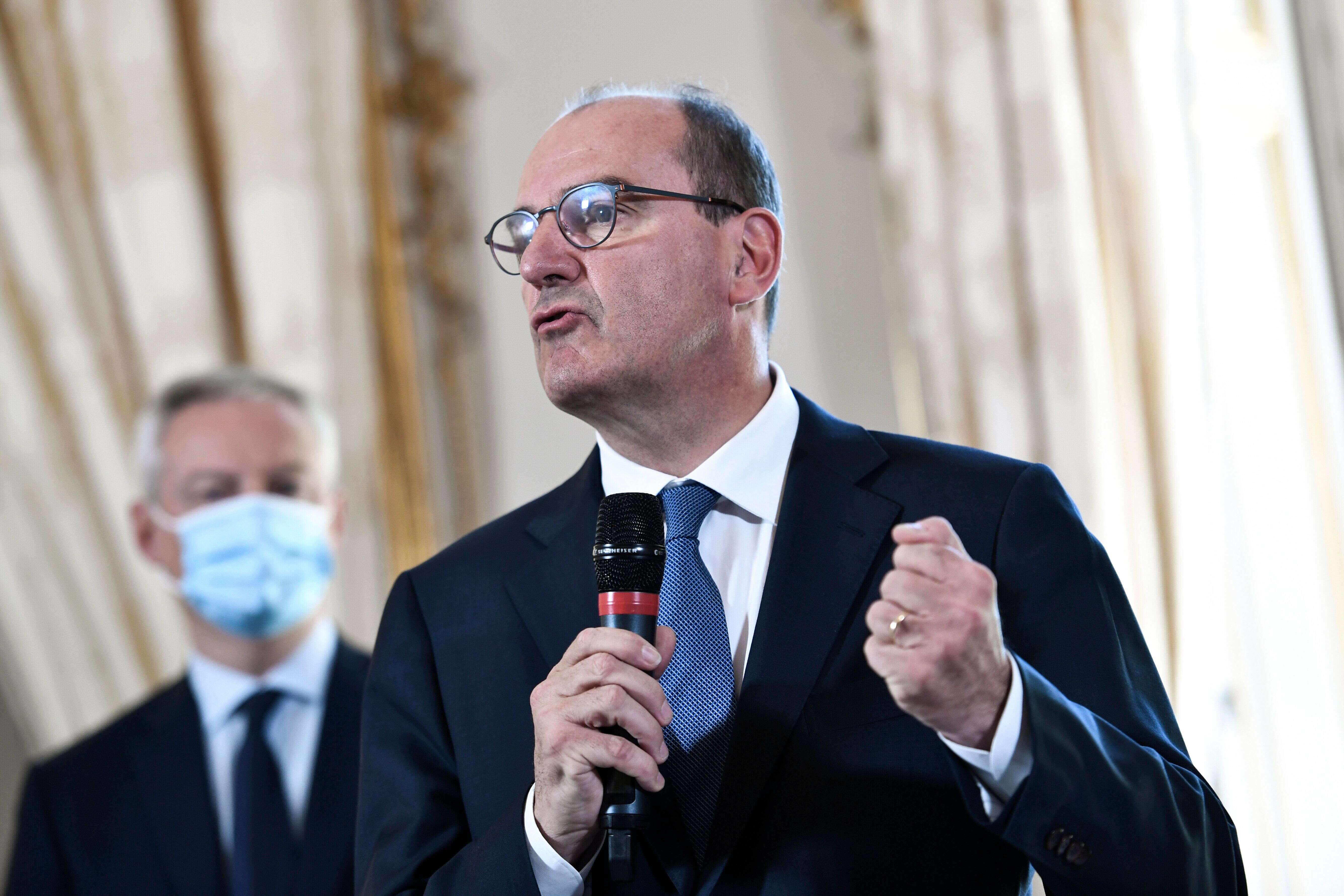 Le Premier ministre Jean Castex et le ministre de l'Economie Bruno Le Maire à Matignon le 30 juin 2020. (Photo by STEPHANE DE SAKUTIN / AFP)