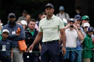 Tiger Woods va rejouer pour la première fois, 13 mois après son accident (Photo de Tiger Woods sur le green d'Augusta le 5 avril 2022. Par AP Photo/Charlie Riedel)