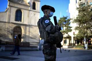 Un soldat de la force Sentinelle en mission dans une banlieue nord de Paris le 6 novembre 2020.