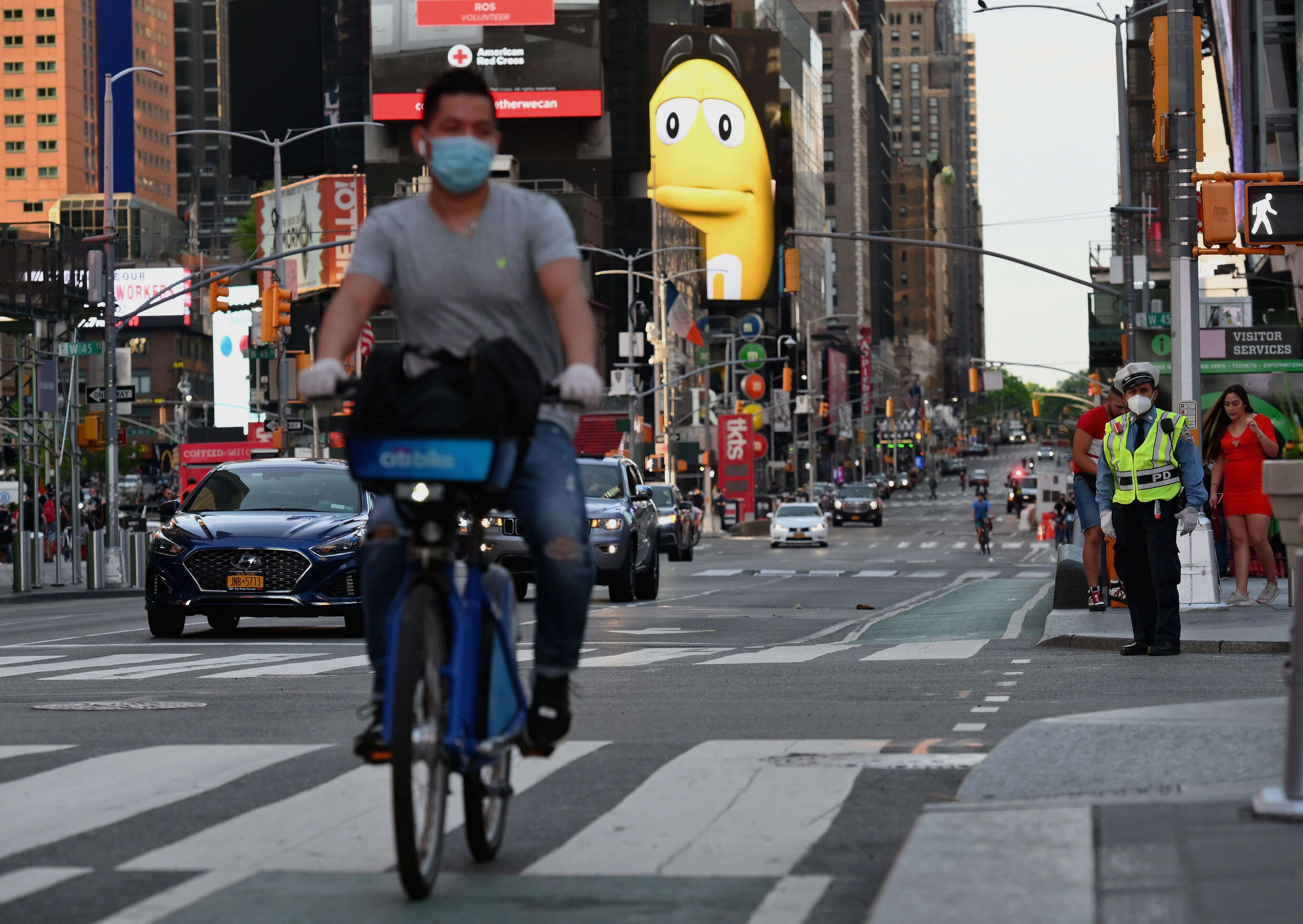 Un cycliste portant un masque contre le coronavirus, près de Times Square le 27 mai 2020 à New York city (photo d'illustration)
