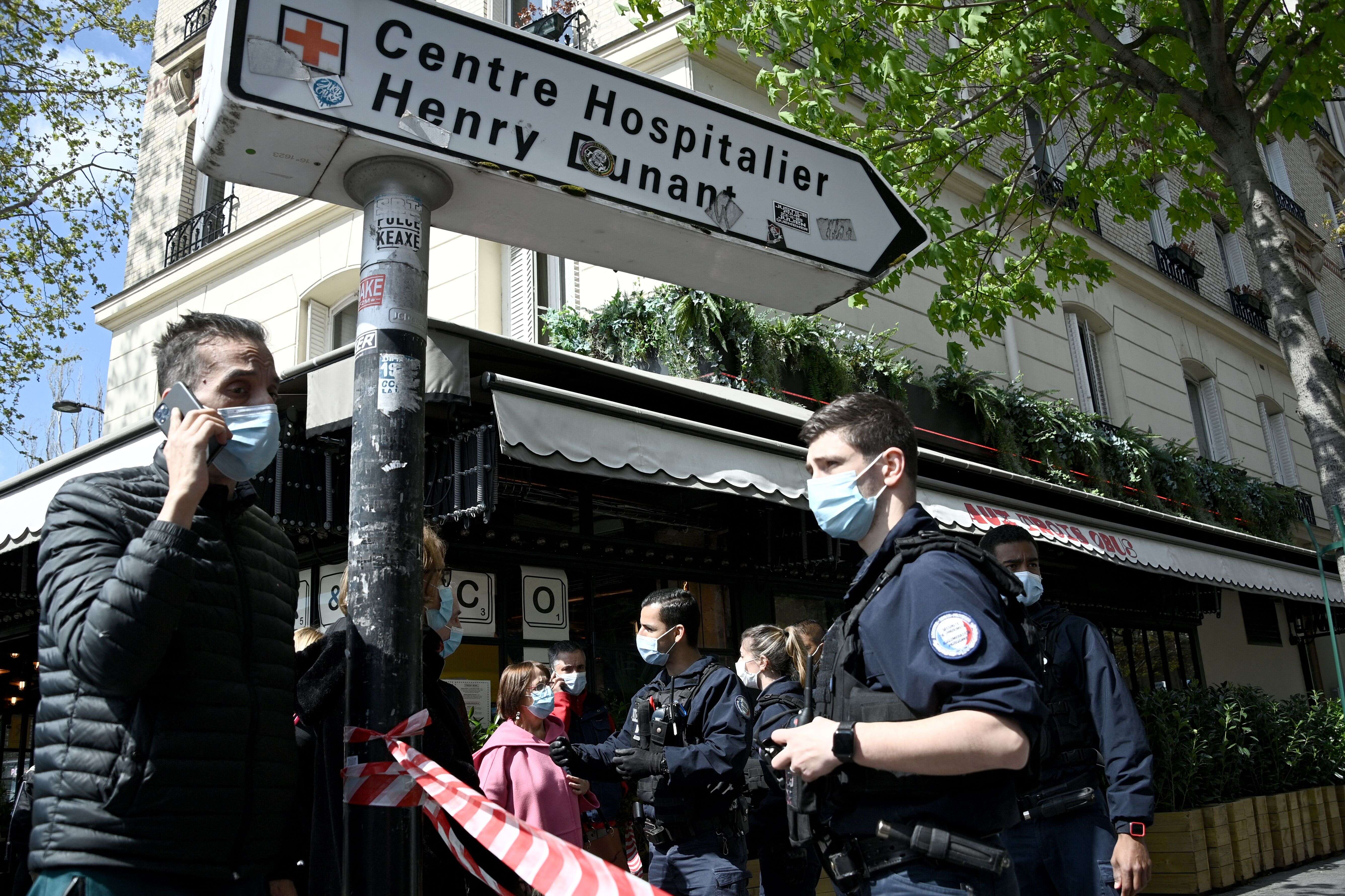 Ce lundi 12 avril, une personne a été tuée par balles devant l'hôpital privé Henry Dunant, dans le XVIe arrondissement de Paris. Une autre a été blessée.