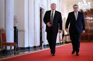 Le président des Etats-Unis, Donald Trump, Et son ministre de la Justice, Bill Barr, le 22 mai 2019 dans les couloirs de la Maison Blanche à Washington.