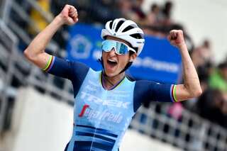 Elizabeth Lizzie Deignan célèbre sa victoire au premier Paris-Roubaix féminin le 2 octobre 2021.
