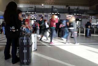 Des voyageurs en gare de Nice vendredi 18 octobre 2019, jour de perturbation à la SNCF après un droit de retrait exercé par les cheminots