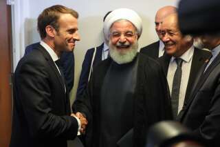 Le Président Emmanuel Macron, accompagné du ministre des affaires étrangères Jean-Yves Le Drian, rencontre le Président iranien Hassan Rouhani en marge de l'Assemblée générale des Nations Unies, le 25 septembre 2018 à New York.