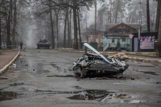 Photographie d'une rue vide dans la ville de Bucha le 1er avril 2022, dévastée par le passage de l'armée russe.