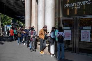 Une file d'attente devant le grand magasin Printemps sur le boulevard Haussman à Paris, le 28 mai 2020.