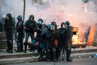 Depuis plusieurs années, et en particulier depuis l'explosion du mouvement des gilets jaunes, des policiers non formés au maintien de l'ordre sont de plus en plus souvent mobilisés sur des opérations de ce type (photo prise à Paris lors d'une manifestation, le 11 janvier 2020).