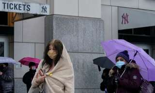 Des patients font la queue sous la pluie devant le Yankee Stadium à New York pour se faire vacciner contre le Covid-19 le 5 février. Photo d'illustration