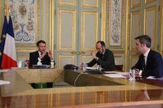 Emmanuel Macron, Edouard Philippe et Olivier Véran à l'Elysée pendant une réunion de crise sur le coronavirus.