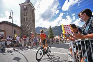 Public tenu à distance des coureurs et port du masque se sont imposés dans les courses cyclistes avant le Tour de France 2020.