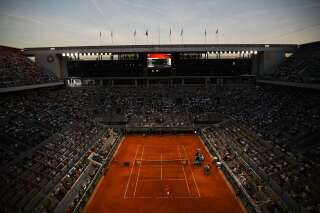 Une vue aérienne du court Philippe-Chatrier pendant la demi-finale Novak Djokovic-Rafael Nadal à Roland-Garros, à Paris, le 11 juin 2021.
