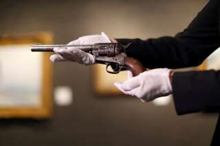 Le revolver Colt Single Action Army, qui tua Billy the Kid, présenté lors d'une vente aux enchères à Los Angeles, en Californie, le 5 août 2021.