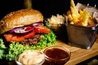 Selon le documentaire “Quand le burger se met à table”, diffusé ce dimanche 15 novembre sur France 5, cela se fait souvent au détriment du consommateur, les marges étant parfois astronomiques pour les restaurateurs.