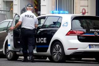 StreetPress révèle des témoignages de violences et racisme au commissariat du 19e arrondissement de Paris (Photo d'illustration d'un policier à Paris)