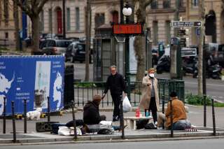 Alors que les habitants sont confinés à cause du coronavirus, des sans-abri restent dans la rue, square Iena à Paris, le 18 mars 2020.