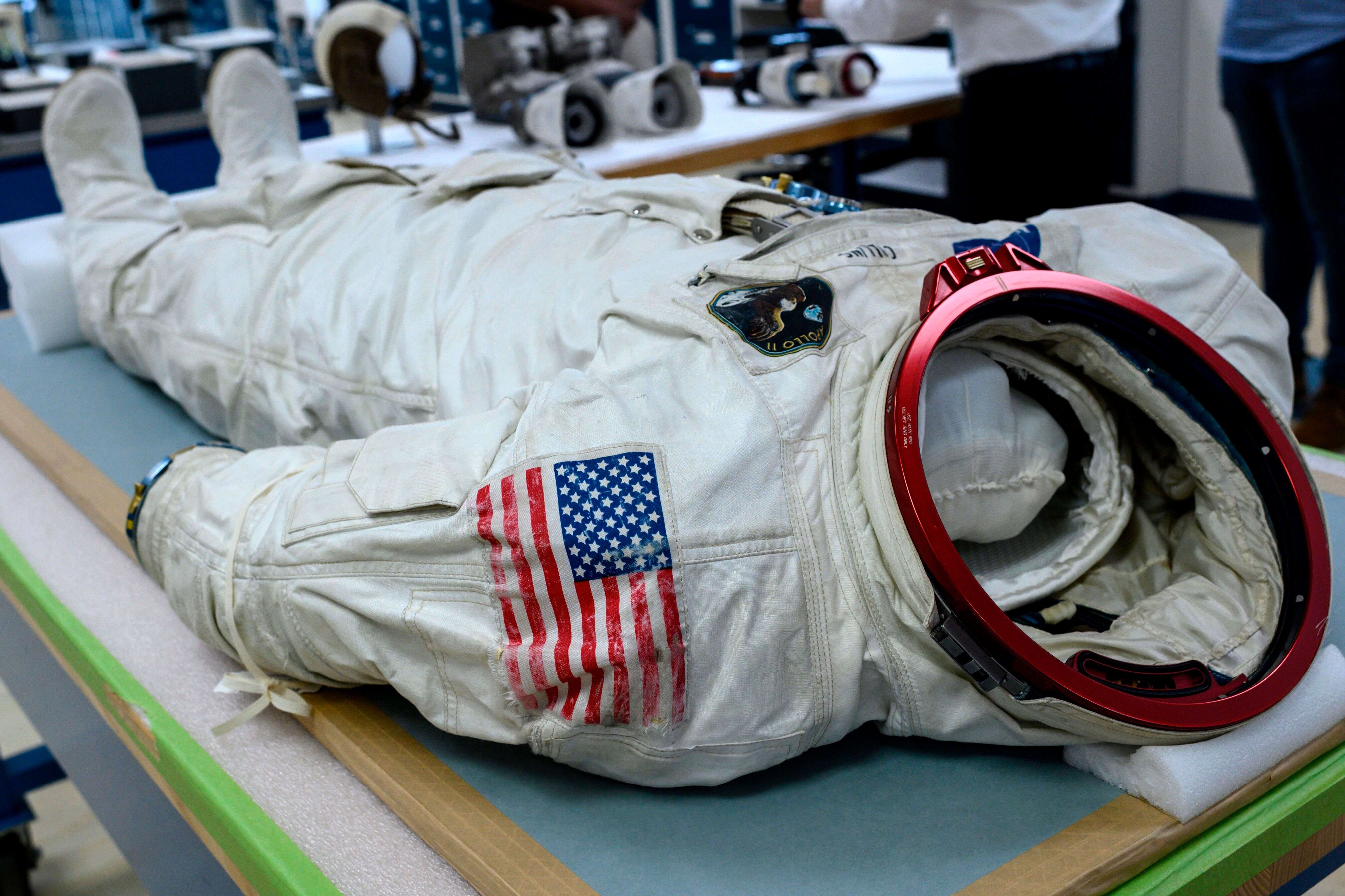 Les équipements de Neil Armstrong et ses co-équipiers lors de la mission Apollo 11 sont en cours de restauration dans un atelier du musée de l'Air et de l'Espace de Washington.