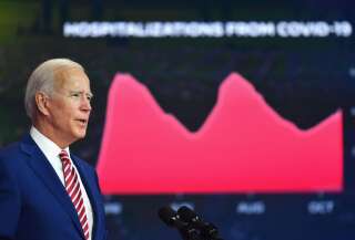 Joe Biden évoque la gestion du Covid-19 avec derrière lui un graphique sur les hospitalisations, lors d'un meeting dans le Delaware, le 23 octobre 2020. (Photo ANGELA WEISS/AFP via Getty Images)