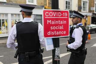 Des policiers patrouillent dans le quartier de Notting Hill à Londres, le 31 août 2020, pour surveiller le carnaval annuel de Notting Hill, qui a lieu du 29 au 31 août, alors que le Royaume-Uni est toujours en alerte face au coronavirus. (Photo Tim Ireland/Xinhua via Getty)