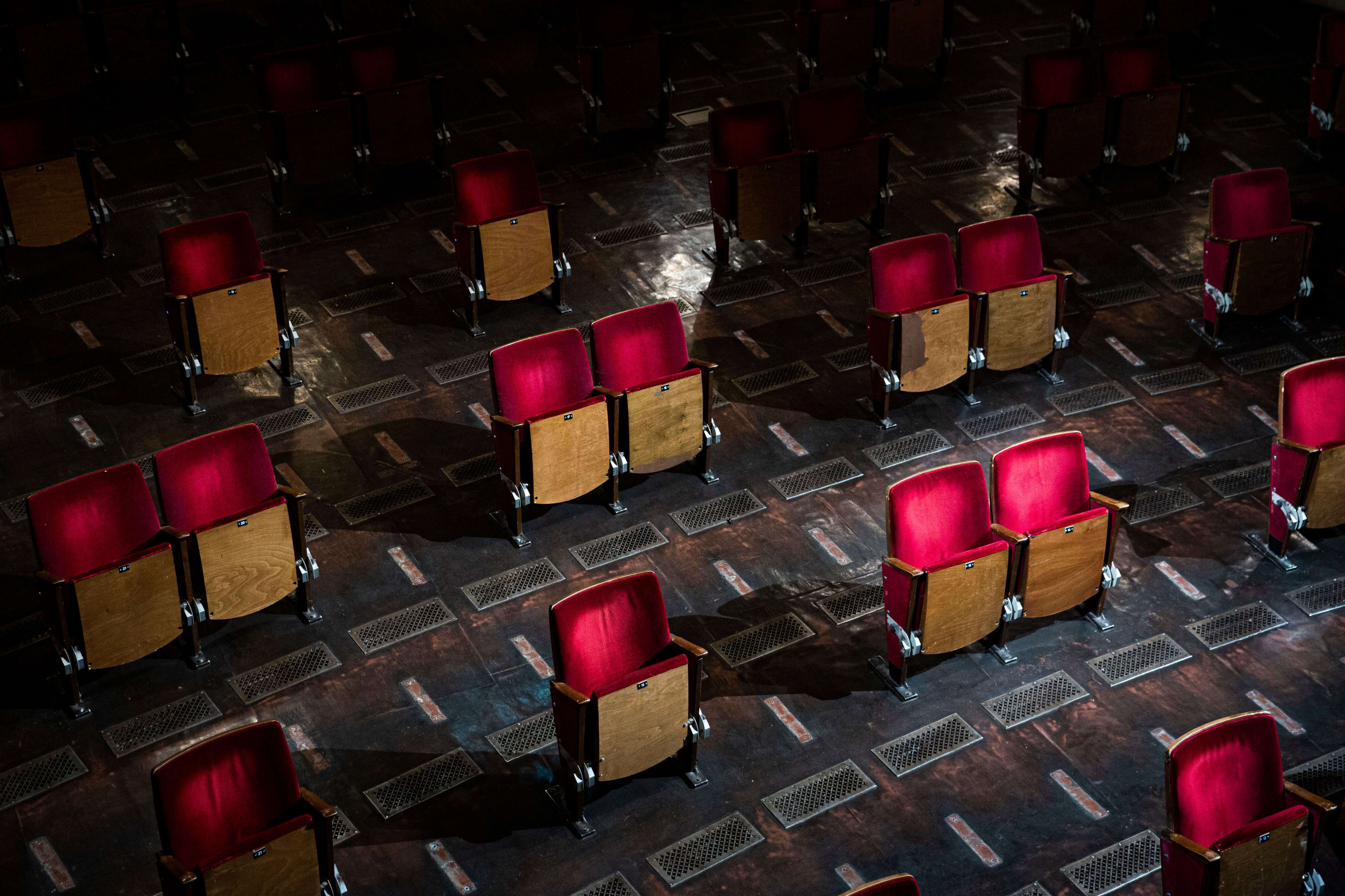 Dans ce théâtre à Berlin, 70 % des sièges ont été supprimés, une rangée sur deux étant libérée et les sièges des autres rangées étant disposés individuellement ou par deux.