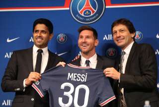 Le directeur sportif du Paris Saint-Germain Leonardo, ici à droite, a vigoureusement nié les informations du journal L'Équipe sur le salaire de Lionel Messi (photo prise fin août à l'occasion de la présentation de l'Argentin à la presse).