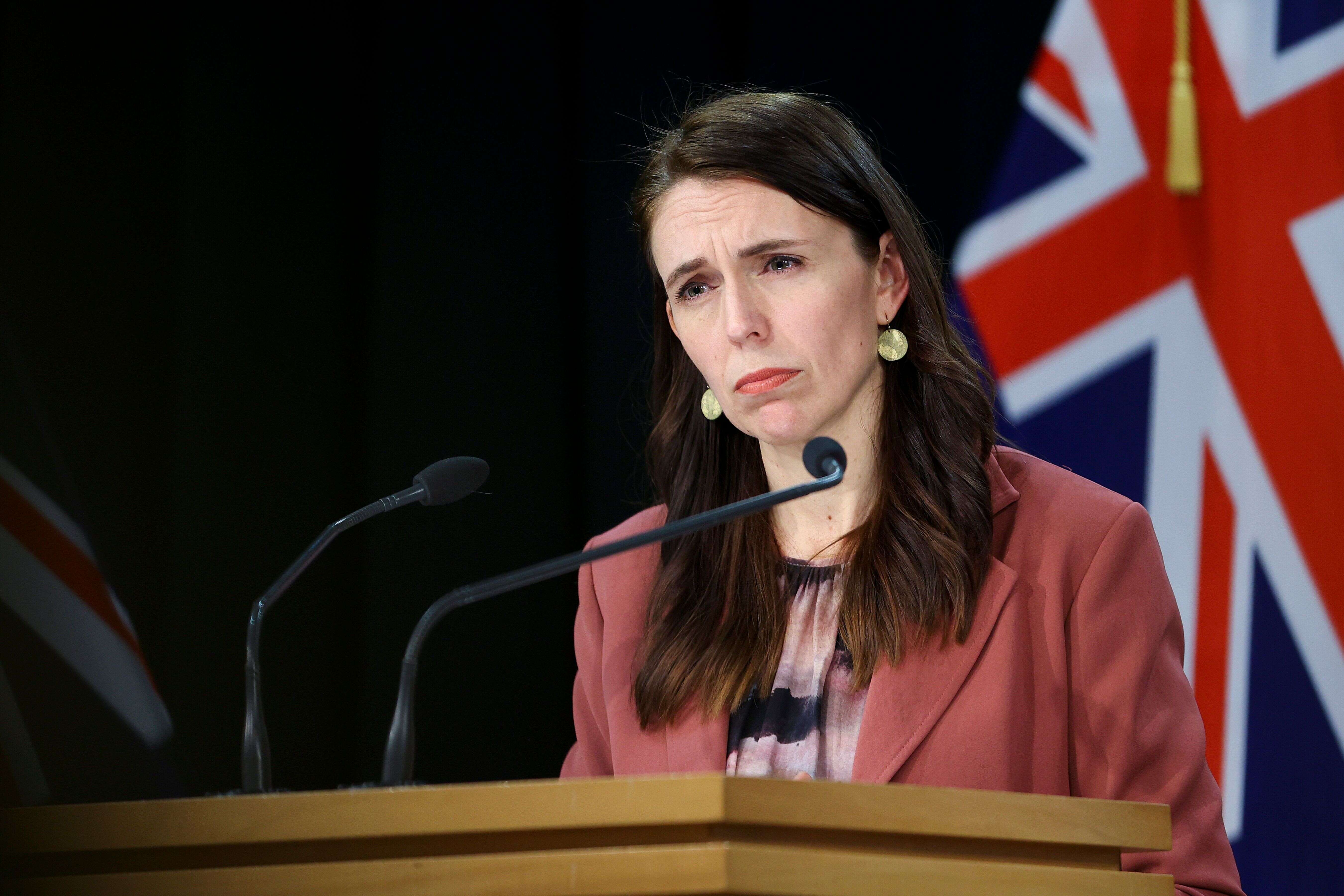 La Première ministre Jacinda Ardern, en conférence de presse pour annoncer trois jours de confinement suite à un premier cas d'origine locale découvert sur l'île qui applique la politique du zéro covid-19.