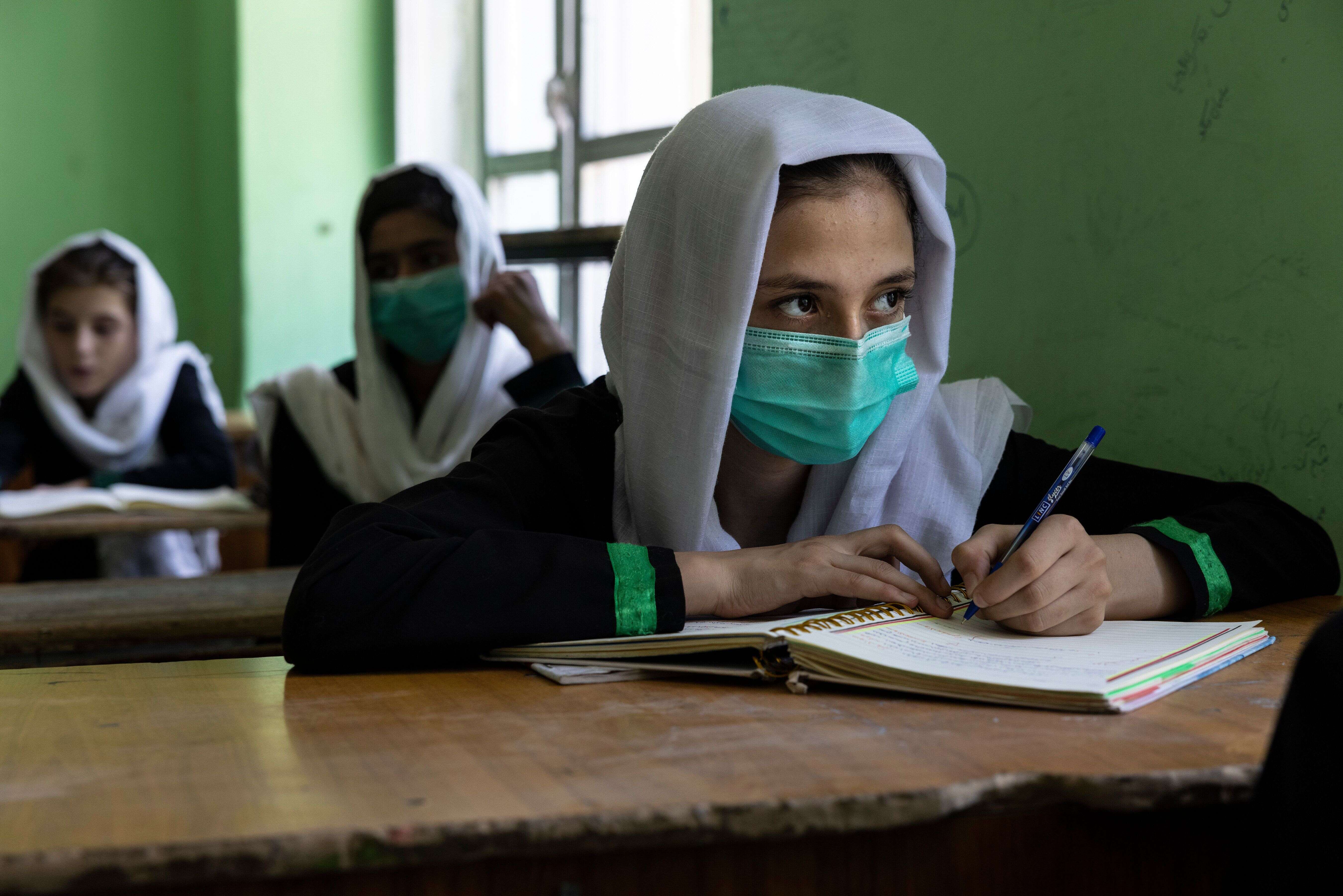 KABOUL, AFGHANISTAN - 24 JUILLET : Behishta, 13 ans, prend des notes pendant son cours de 7e année au lycée Zarghoona, le 24 juillet 2021 à Kaboul, en Afghanistan. Le lycée de filles Zarghoona est l'un des plus grands de Kaboul, avec 8 500 étudiantes. Aujourd'hui, l'école a fait une brève ouverture après une interruption de près de deux mois due au coronavirus. Actuellement, la crainte est grande que les talibans, qui contrôlent déjà près de la moitié du pays, ne réintroduisent leur système notoire qui interdit aux filles et aux femmes la quasi-totalité des emplois et l'accès à l'éducation. Le ministère de l'éducation a annoncé l'ouverture d'écoles, mais les rapports sont mitigés dans de nombreuses régions où les talibans ont pris le contrôle ou où les combats se poursuivent. (Photo par Paula Bronstein /Getty Images)