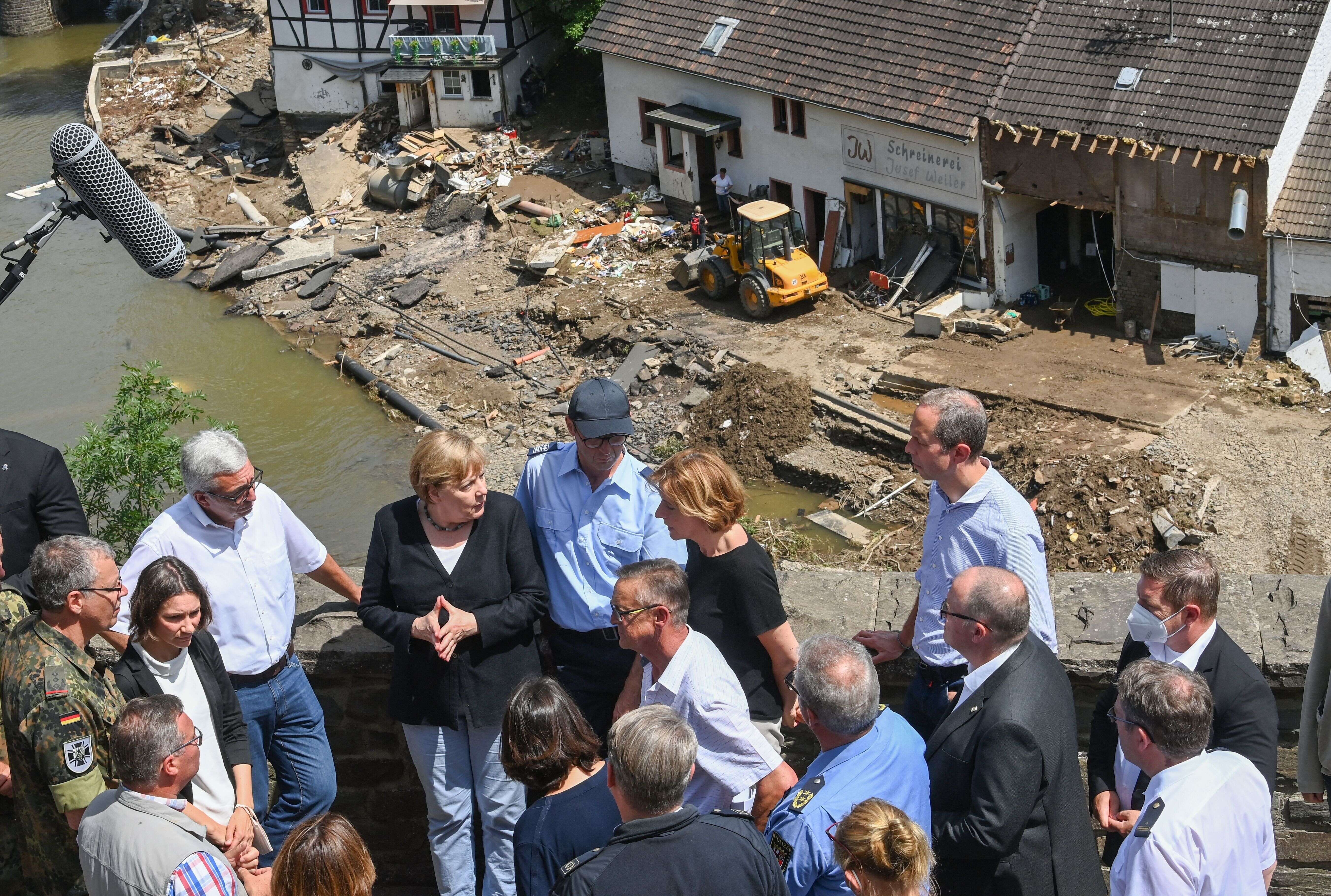 Angela Merkel est arrivée à Schuld l'une des communes les plus meurtries par les inondations qui ont ravagé une partie de l'Allemagne et la Belgique.