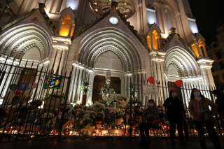 Des Niçois rendent hommage aux victimes de l'attentat dans une église de leur ville, samedi 31 octobre 2020.