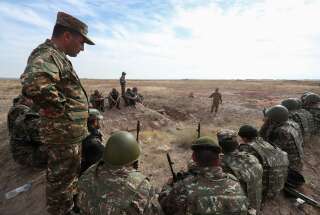 Combats mortels entre l'Arménie et l'Azerbaïdjan dans la région disputée du Nagorny-Karabakh (Photo de réservistes arméniens s'entraînant avant d'être déployés sur le front au Nagorny-Karabakh le 25 octobre 2020. Par Vahram Baghdasaryan/Photolure via REUTERS)