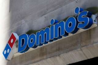 Domino's Pizza s'attire les foudres de L214 pour la provenance et les conditions d'élevage de son poulet au Brésil.
