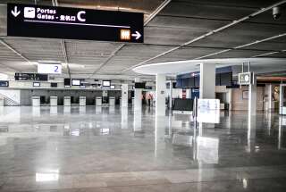 Une salle d'embarquement vide au sein du Terminal 3 d'Orly le 24 juin 2020  (Photo by STEPHANE DE SAKUTIN / AFP)