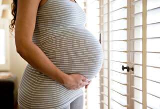 Pendant la grossesse, le ventre de la femme subit une pression énorme ce qui écarte les muscles de l’abdomen appelés les grands droits. Chez certaines femmes, ils reprennent leur forme initiale après l’accouchement; chez d’autres, non.