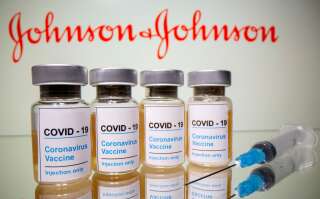 Des flacons de vaccins contre le Covid-19 devant le logo de Johnson & Johnson