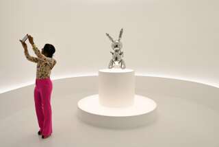 C'est un des célèbres lapins métalliques de Jeff Koons qui a battu le record avec une vente pour 91,1 million d'euros.