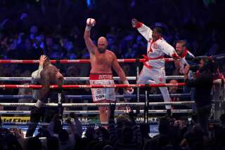 Tyson Fury a foudroyé Dillian Whyte, ce samedi 23 avril à Londres, pour conserver son invincibilité et sa ceinture WBC des poids lourds.