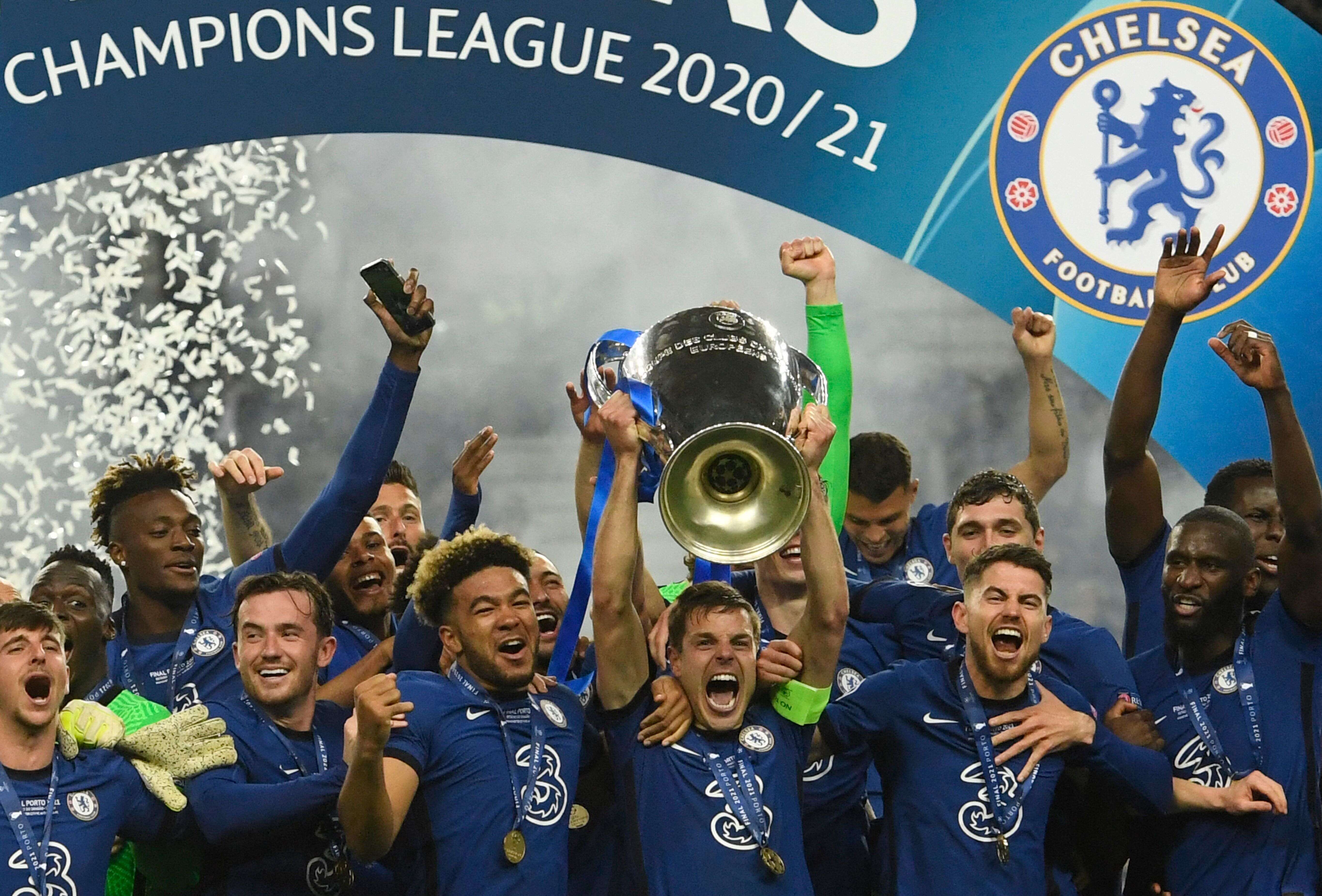Les joueurs de Chelsea soulevant la Ligue des champions, à Porto au Portugal, le 29 mai 2021.