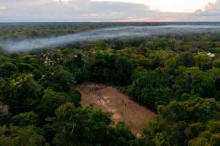 Vue aérienne d'un match de football dans la communauté Bauana, à Carauari, au coeur de la forêt amazonienne le 15 mars 2020.