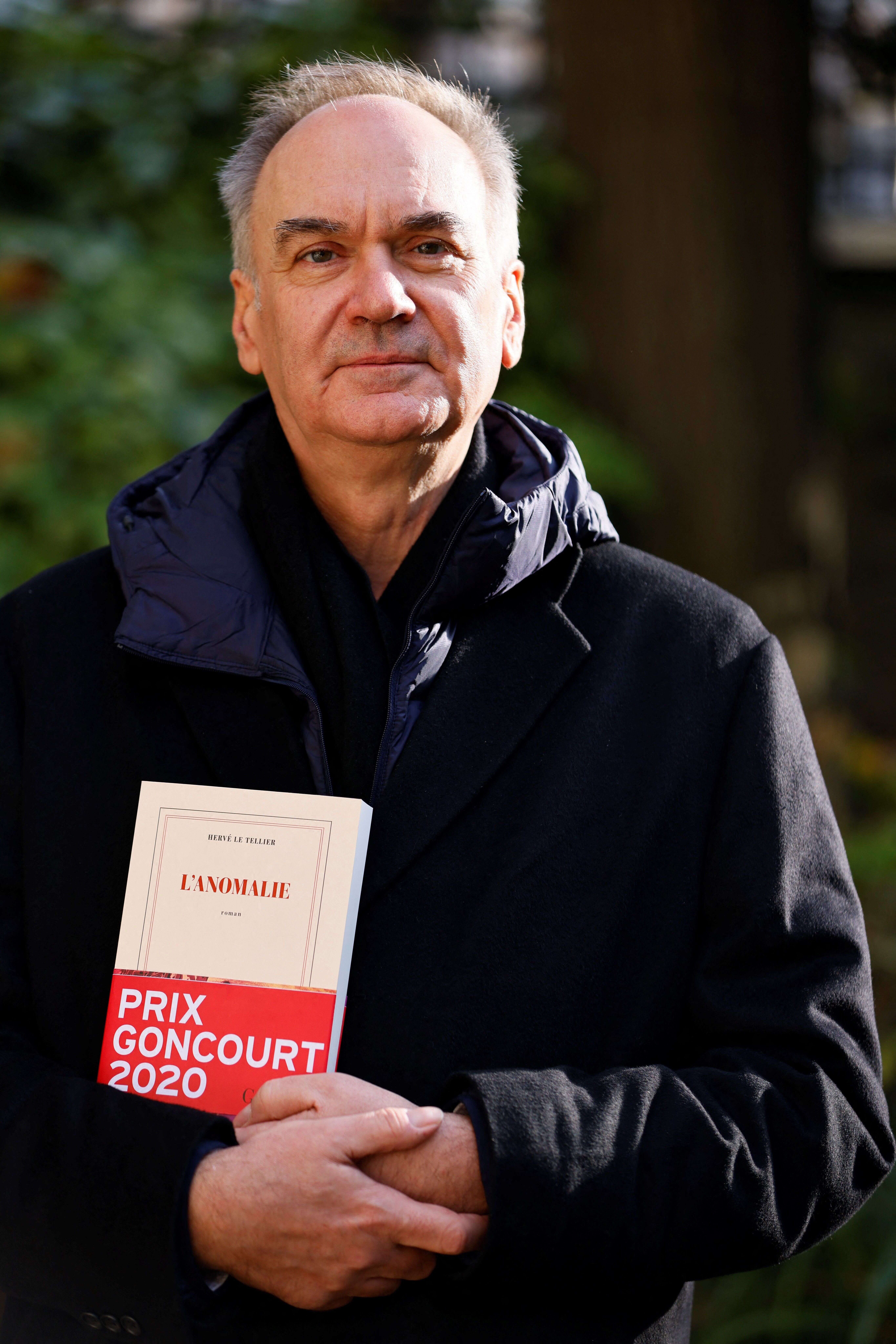 Hervé Le Tellier après avoir reçu le prix Goncourt, le 30 novembre 2020 à Paris