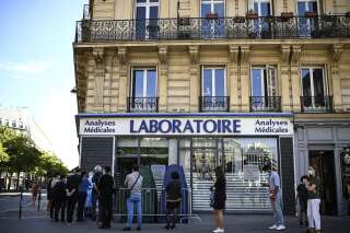Des personnes faisant la queue pour un test PCR devant un laboratoire médical à Paris, le 4 septembre 2020.
