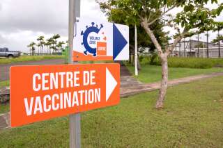 Centres de vaccination dégradés: Darmanin renforce la surveillance