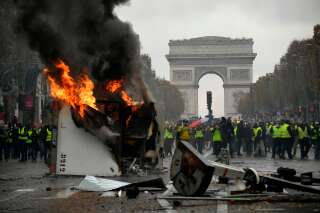 Sur les Champs-Élysées, des gilets jaunes érigent des barricades et lancent des pavés