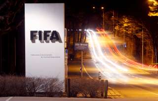 La Fifa débloque un million de dollars pour aider les Ukrainiens (Logo de la Fifa près son siège à Zurich en Suisse, le 27 février 2022 par REUTERS/Arnd Wiegmann