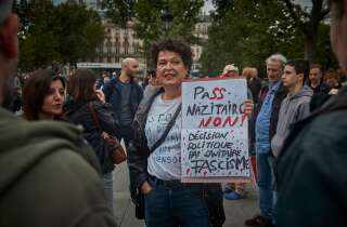 Manifestation contre les restrictions et l'extension du pass sanitaire à Paris le 14 juillet 2021.