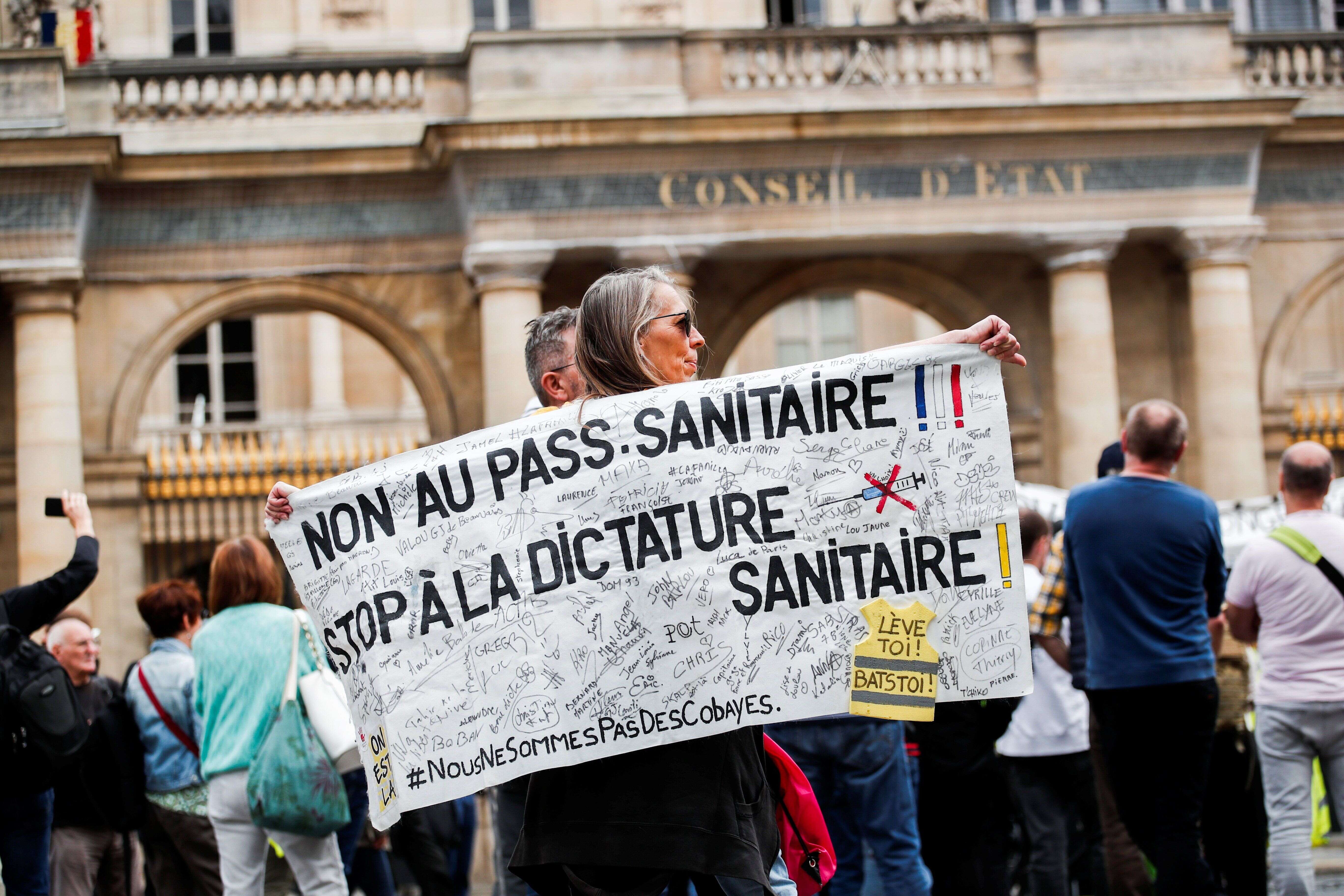 Photo d'illustration prise lors d'une manifestation contre le pass sanitaire le 4 août 2021 à Paris. REUTERS/Benoit Tessier