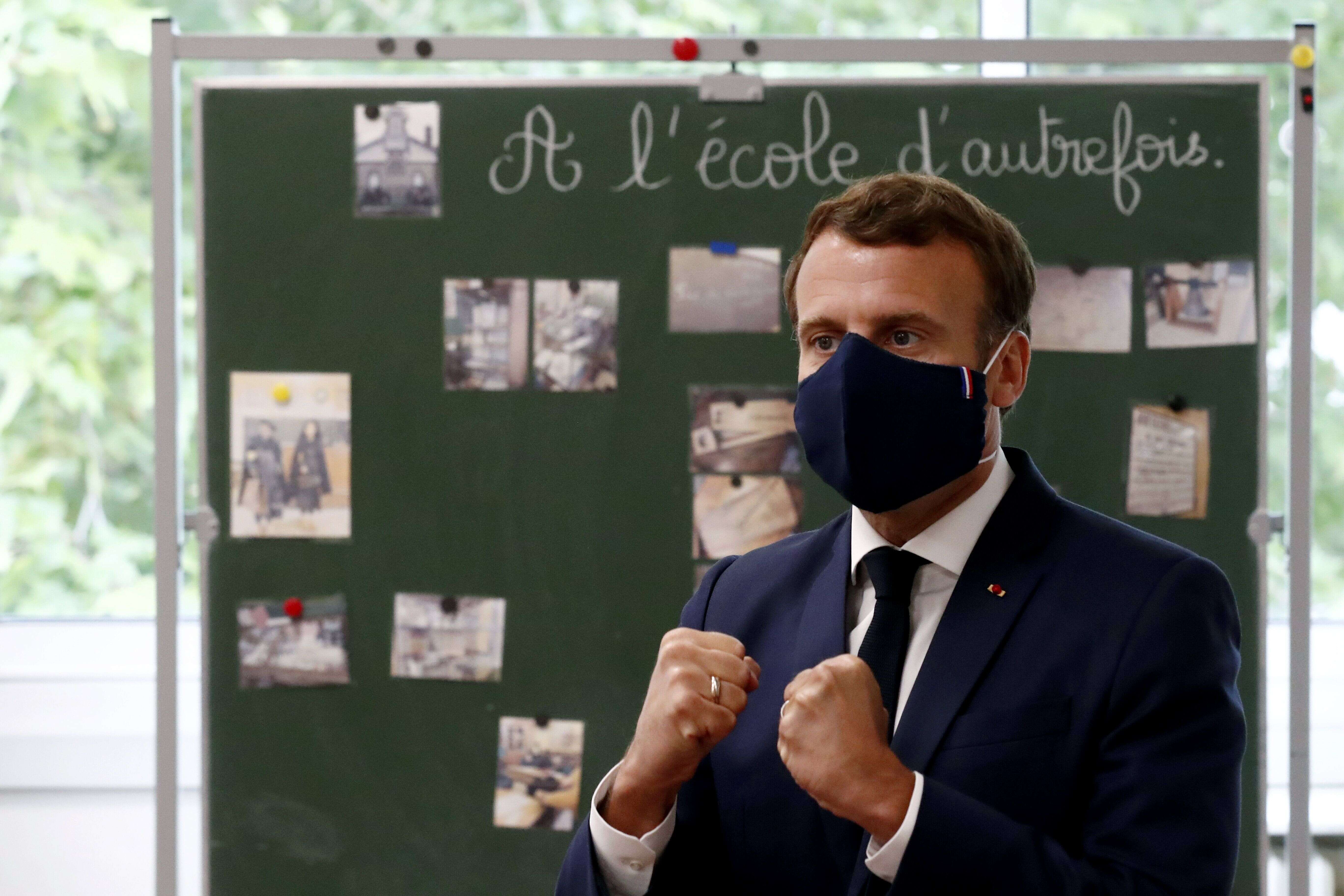 Le président Emmanuel Macron s'est rendu dans une école de Poissy pour rassurer les parents et professionnels de l'éducation sur la rentrée des classes.