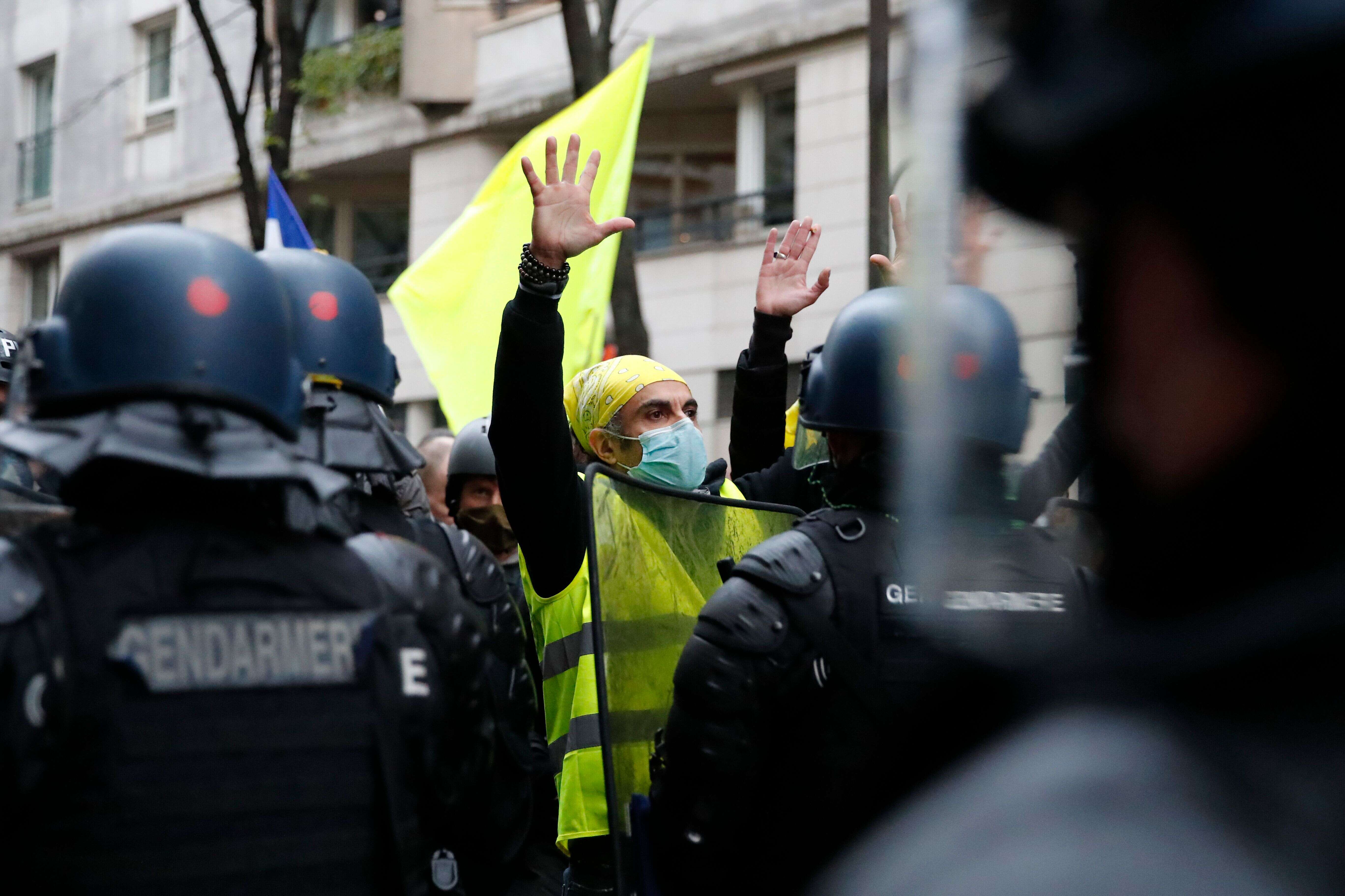 Un gilet jaune lors d'une manifestation à Paris le 5 décembre 2020 (AP Photo/Francois Mori)