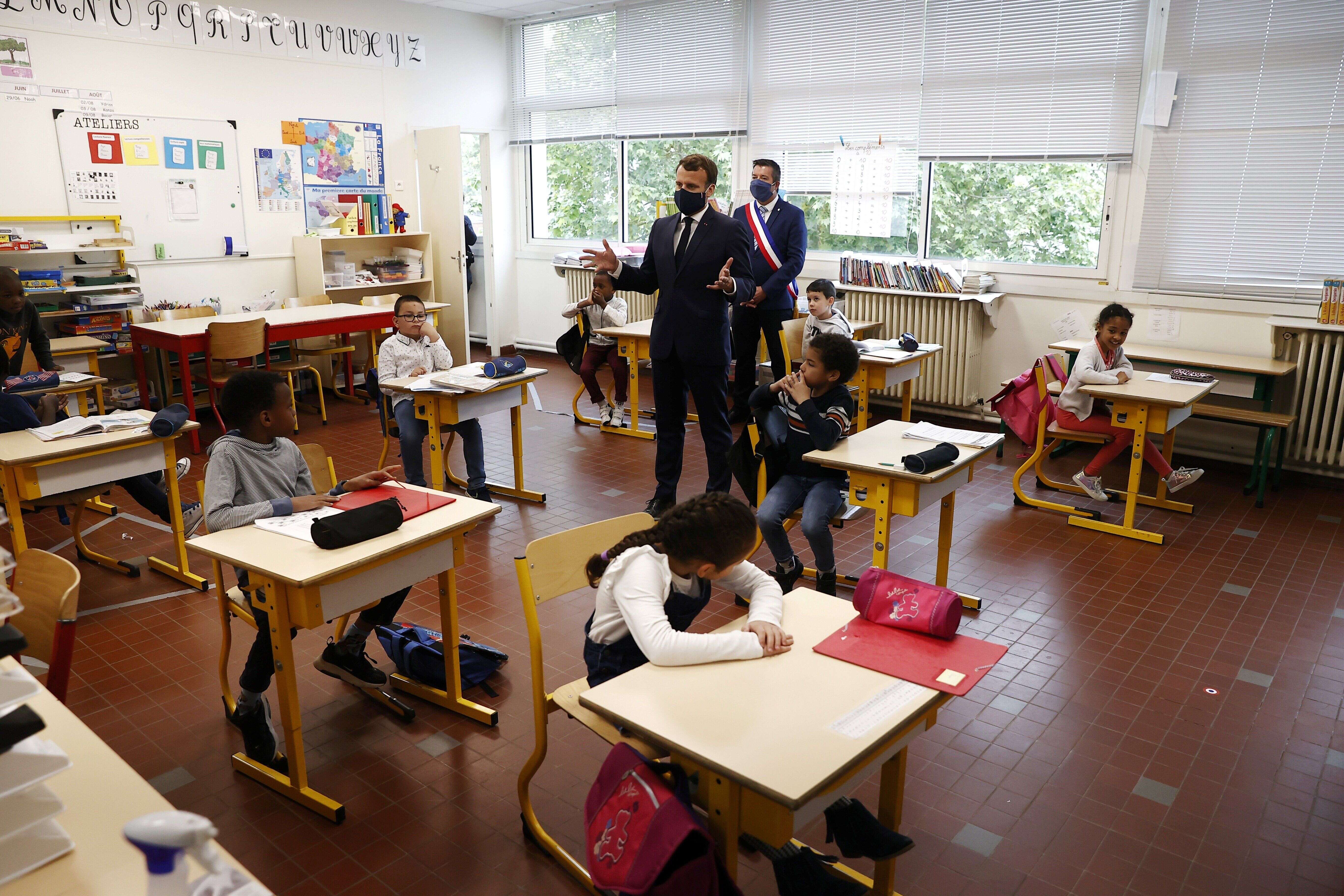 Emmanuel Macron a visité mardi 5 mai une école de Poissy pour rassurer sur la réouverture des écoles dès le 11 mai.